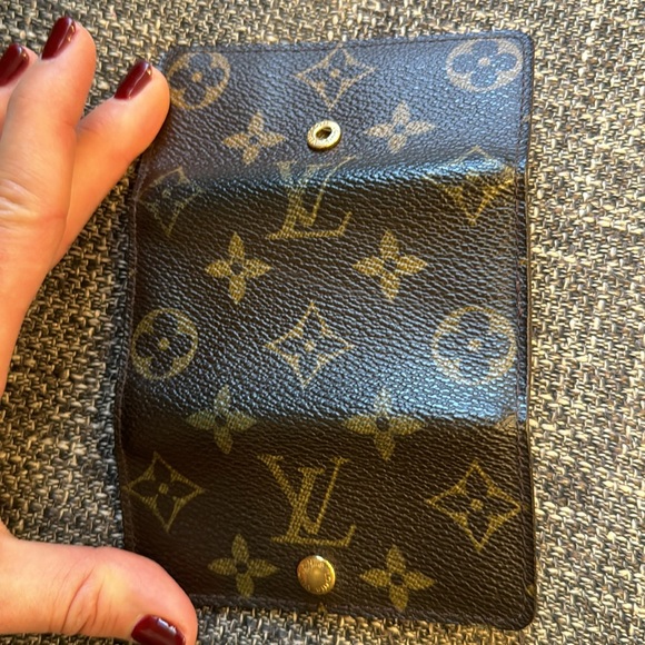 Pre owned Authentic Louis Vuitton 4 Key Holder - Picture 3 of 9